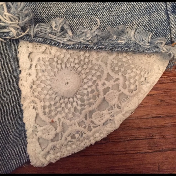 Kendall and Kylie lace pocket distressed shorts - Picture 3 of 4