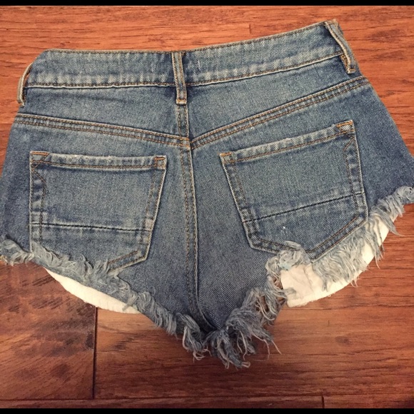 Kendall and Kylie lace pocket distressed shorts - Picture 4 of 4