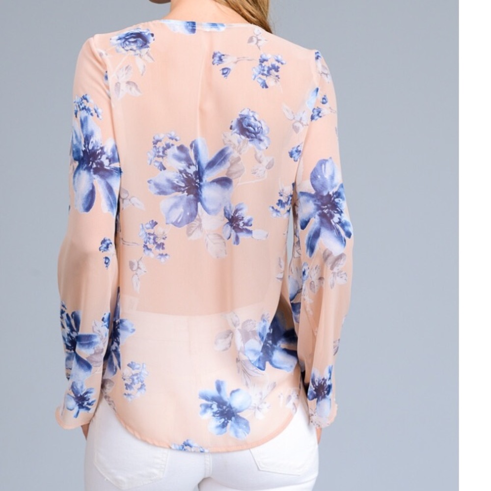 🔥Made in USA Lightweight floral bell sleeve top - Picture 2 of 2