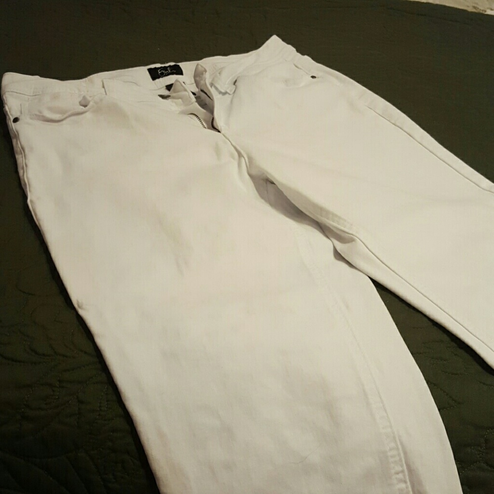 White cropped capri