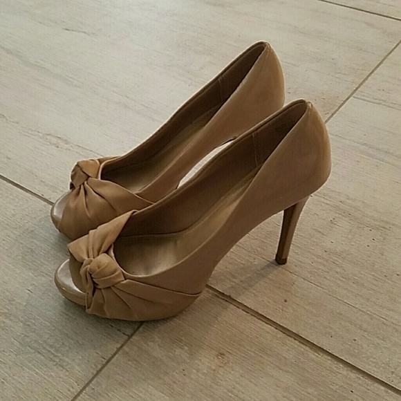 Tan heels - Picture 2 of 2