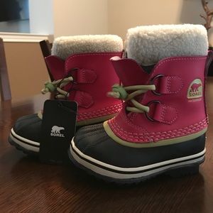 Toddler girl size 8 Sorel snow boots.