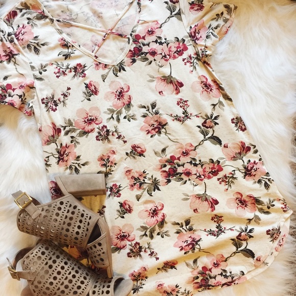 Tops - Last One! ✨Floral Top 🌺✨