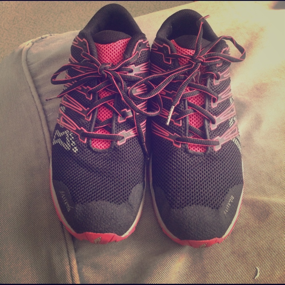 Black and pink inov sneaker