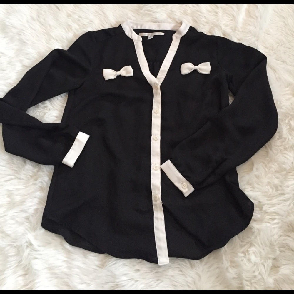 Cutesy bow flowy blouse!