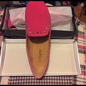 Super cute, new in box, pink flats
