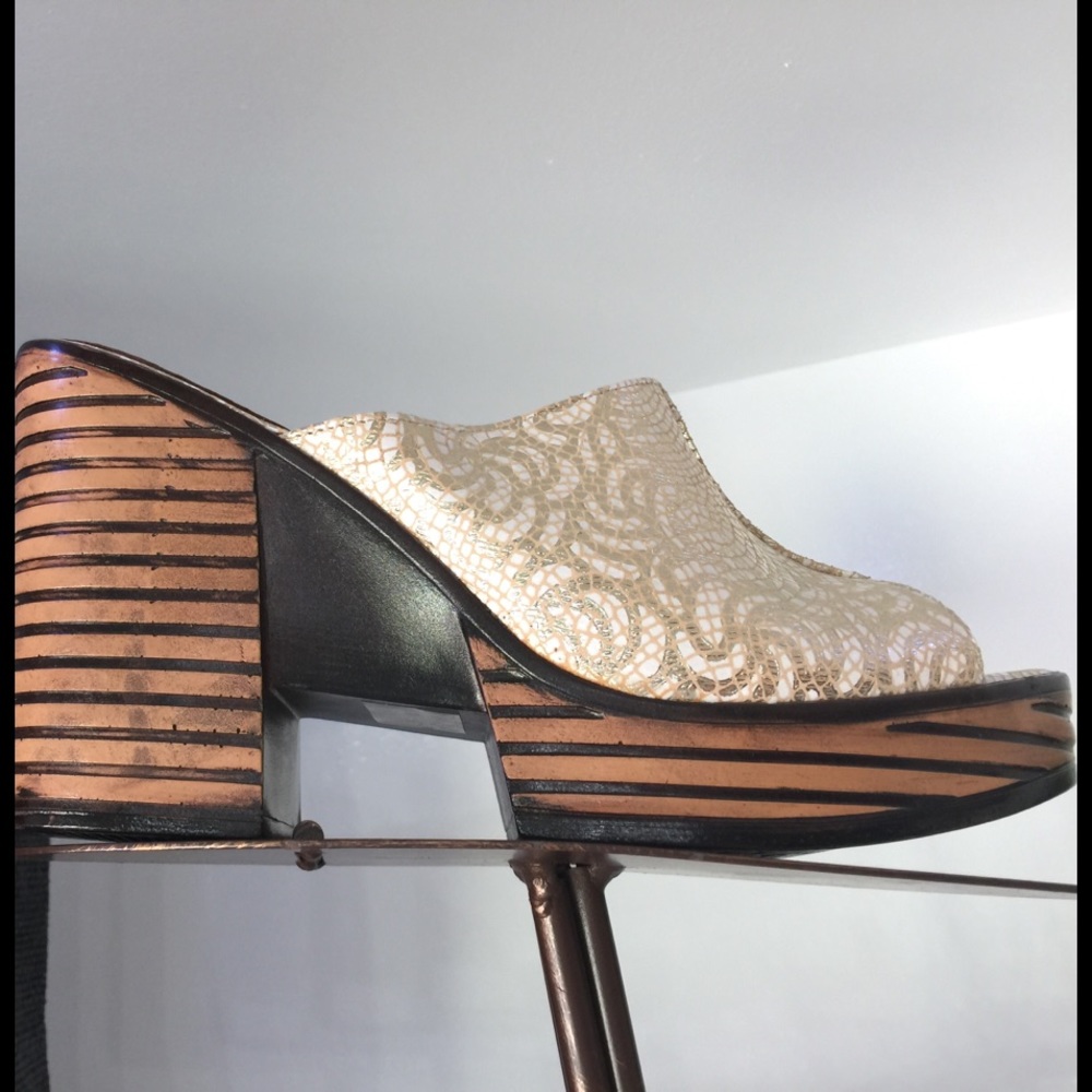La Pinta white/gold semi platform shoe