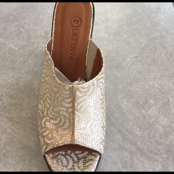 La Pinta white/gold semi platform shoe - Picture 2 of 3