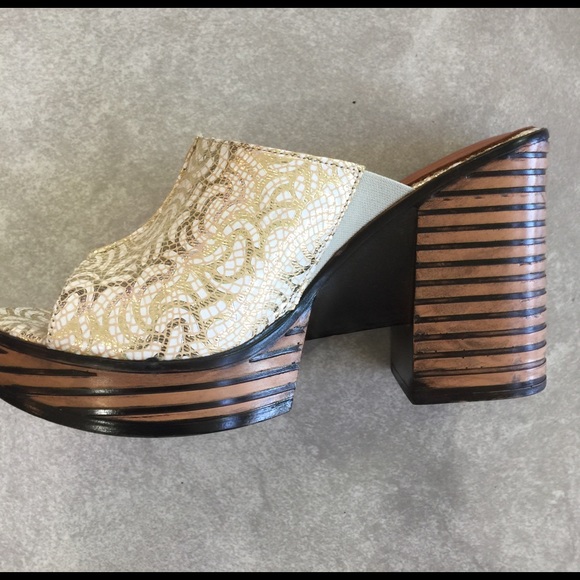La Pinta white/gold semi platform shoe - Picture 3 of 3