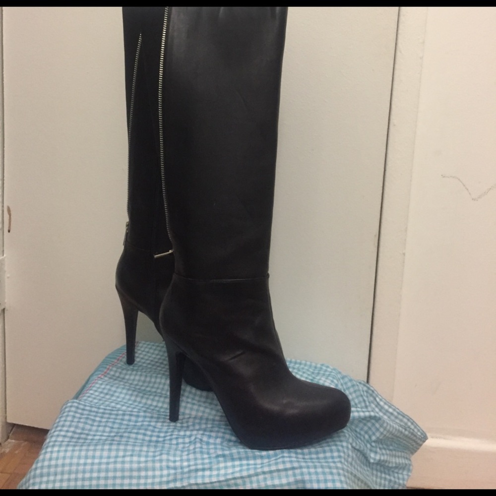 Also black high boots