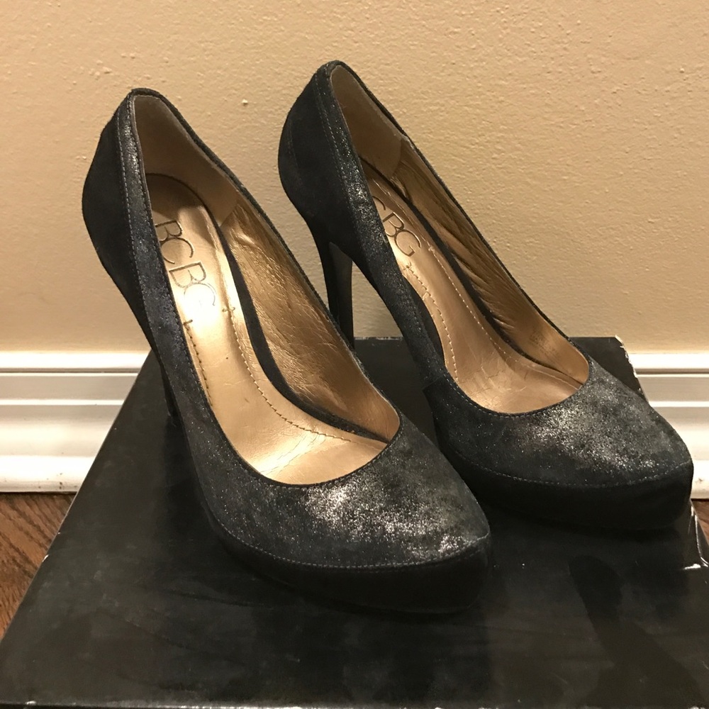 BCBG 7.5 suede pumps