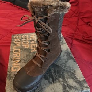 The north face women's boots brand new