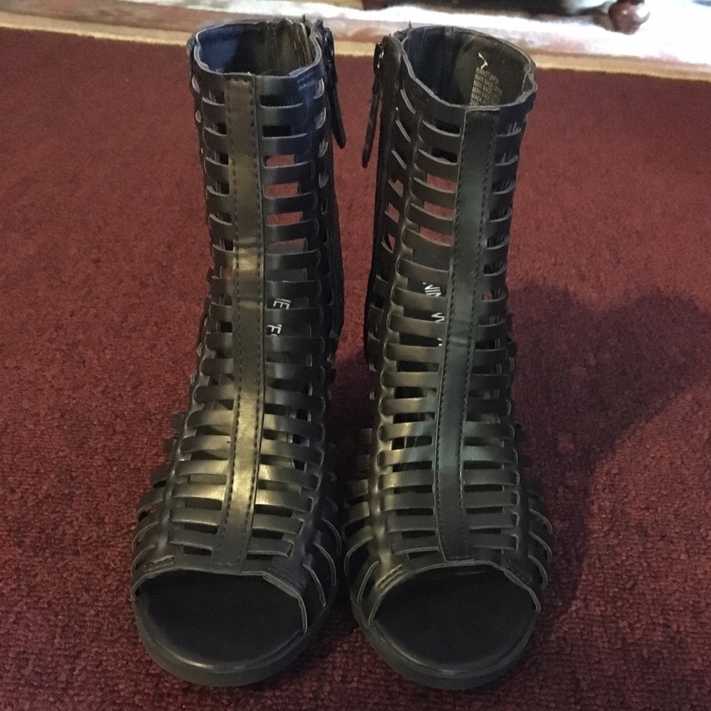 Sale❗️Nine West HangTuff Caged Booties