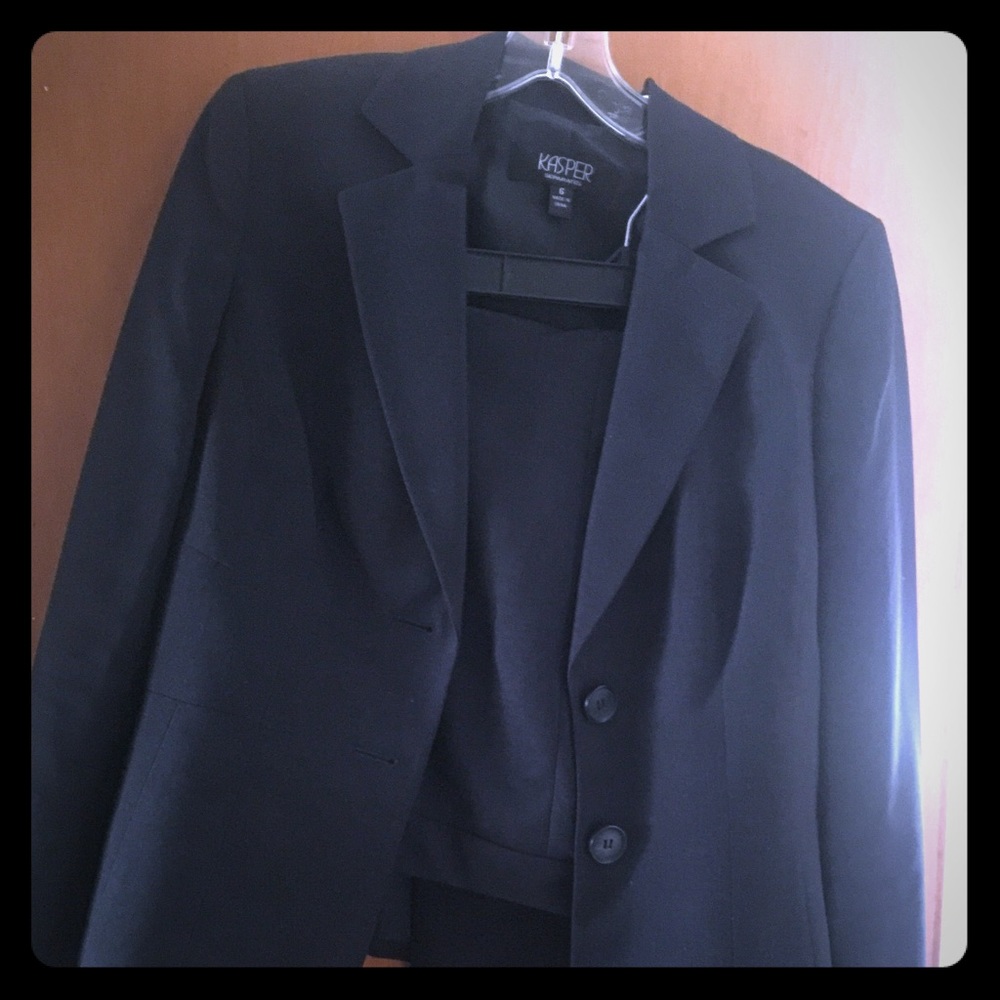 Pant suit. Navy blue. Size 6