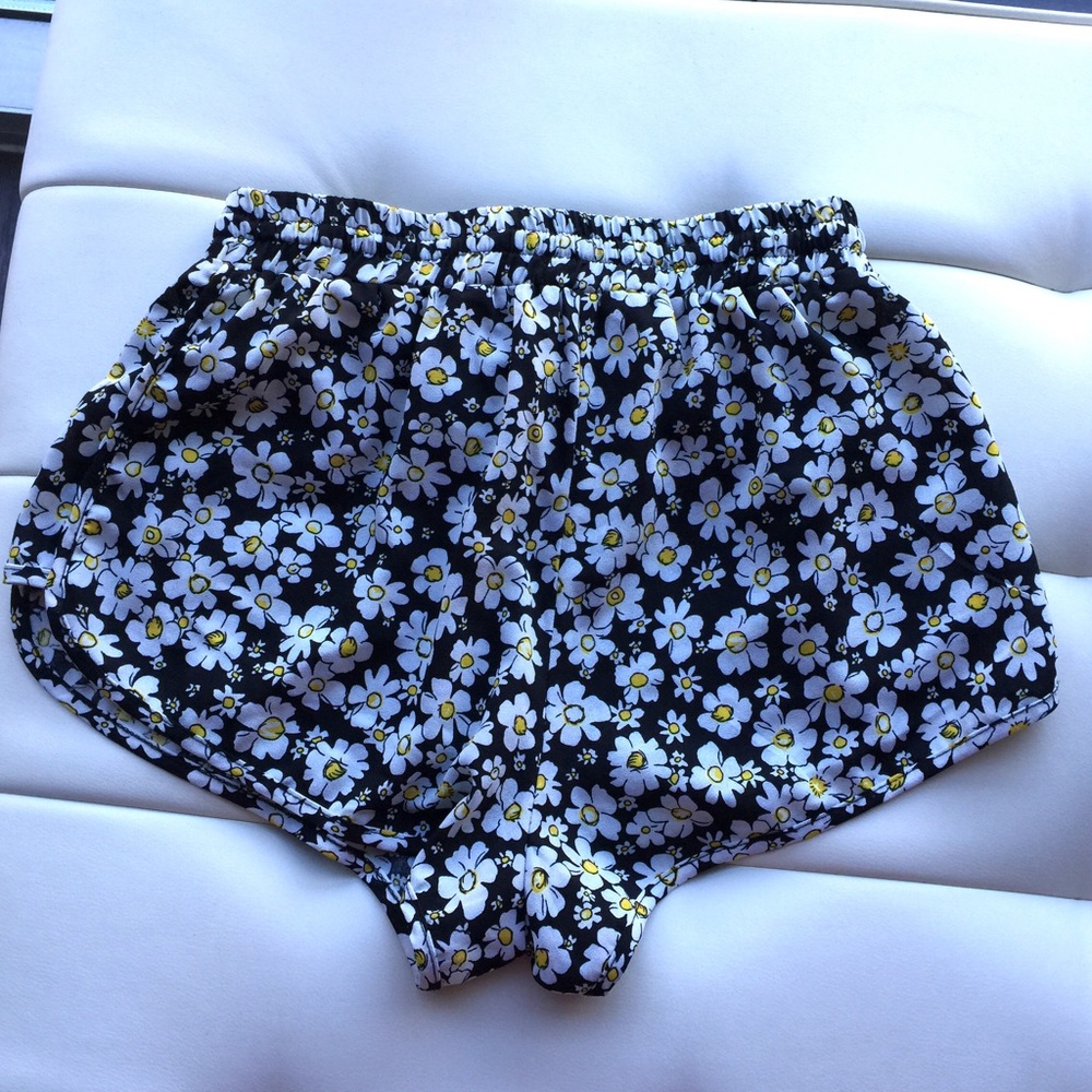 SALE 🔥 LF Sunflower Shorts 🌻 - Picture 3 of 4