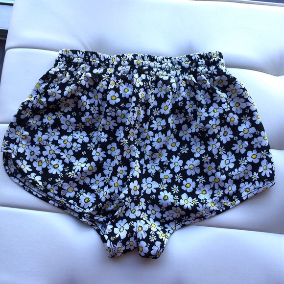 SALE 🔥 LF Sunflower Shorts 🌻 - Picture 3 of 4