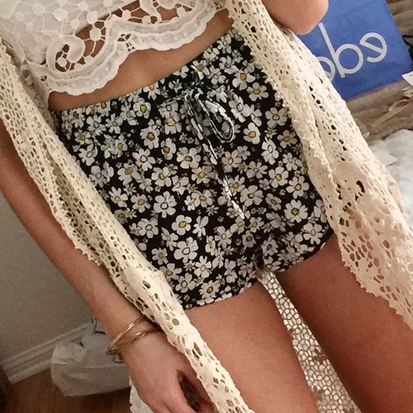 SALE 🔥 LF Sunflower Shorts 🌻 - Picture 4 of 4