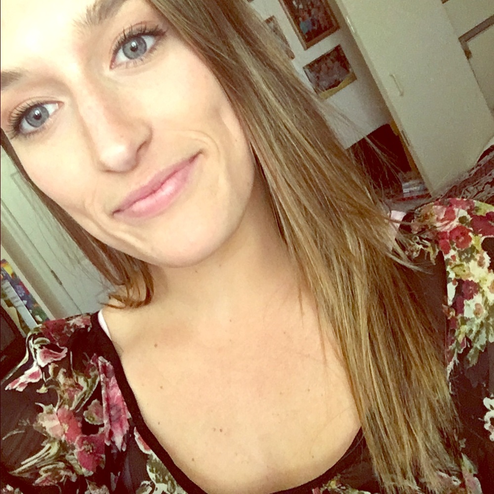 Meet your posher : karina 💕