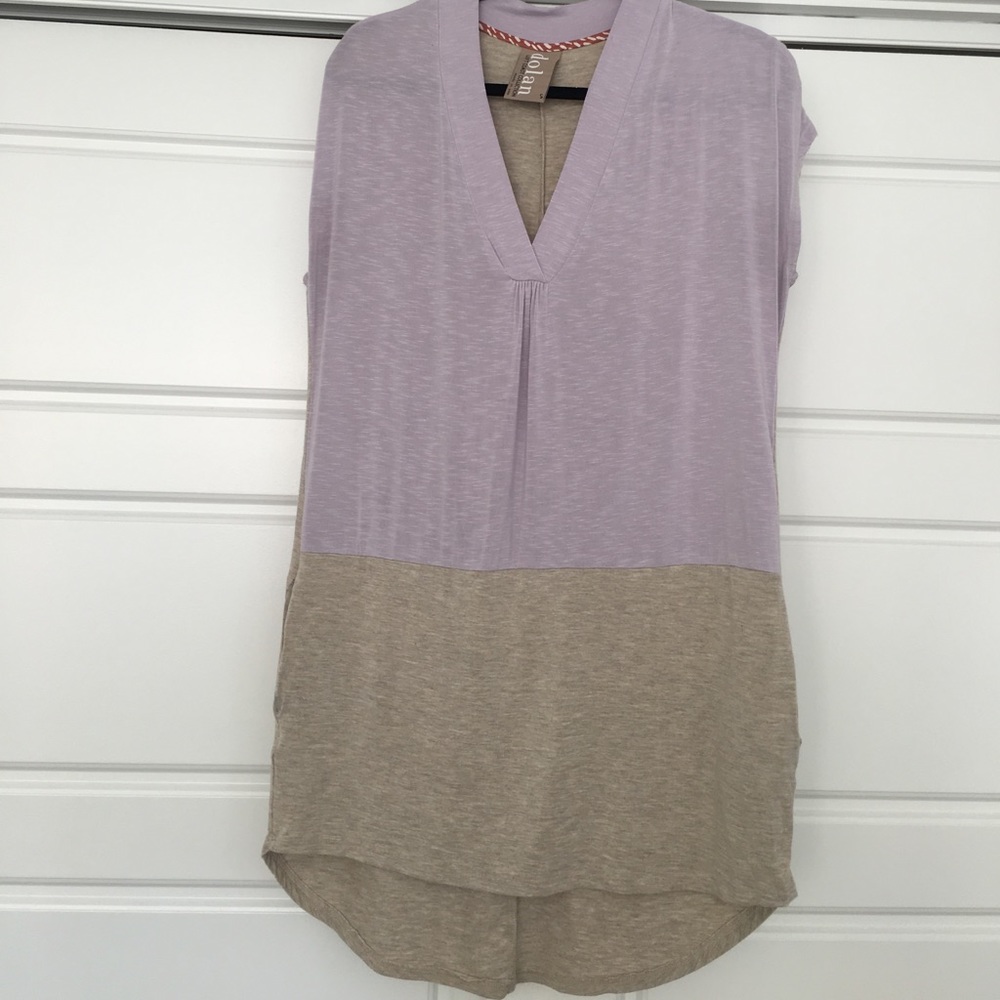Sleeveless tunic with pockets