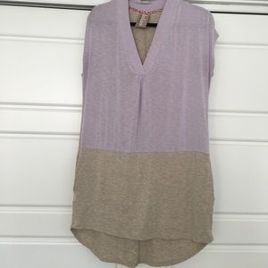 Sleeveless tunic with pockets
