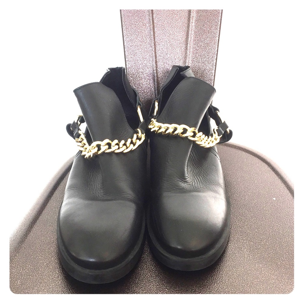 Zara booties with gold chain