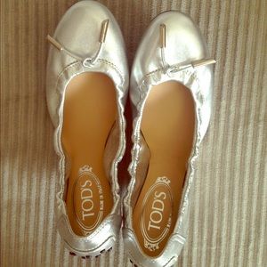 NWOT Tod's Silver Flats Size 7
