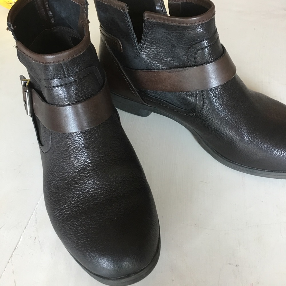 BCBG Generation brown leather booties