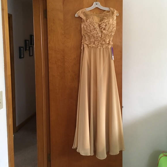 Ball gown - Picture 1 of 7