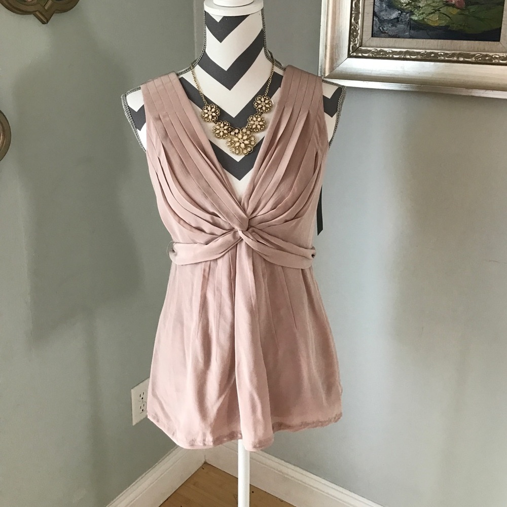 💥 HOST PICK 💥 BCBG Blush top. NWT