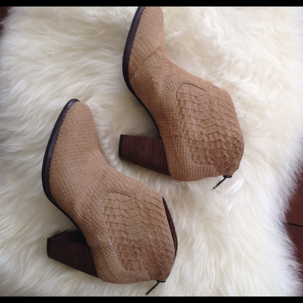 Ugg Charlotte snakeskin calf hair bootie size 6.5