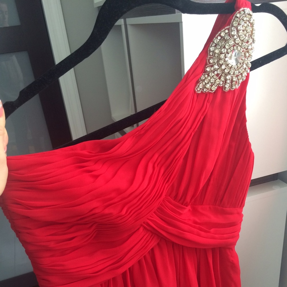 One shoulder red drees