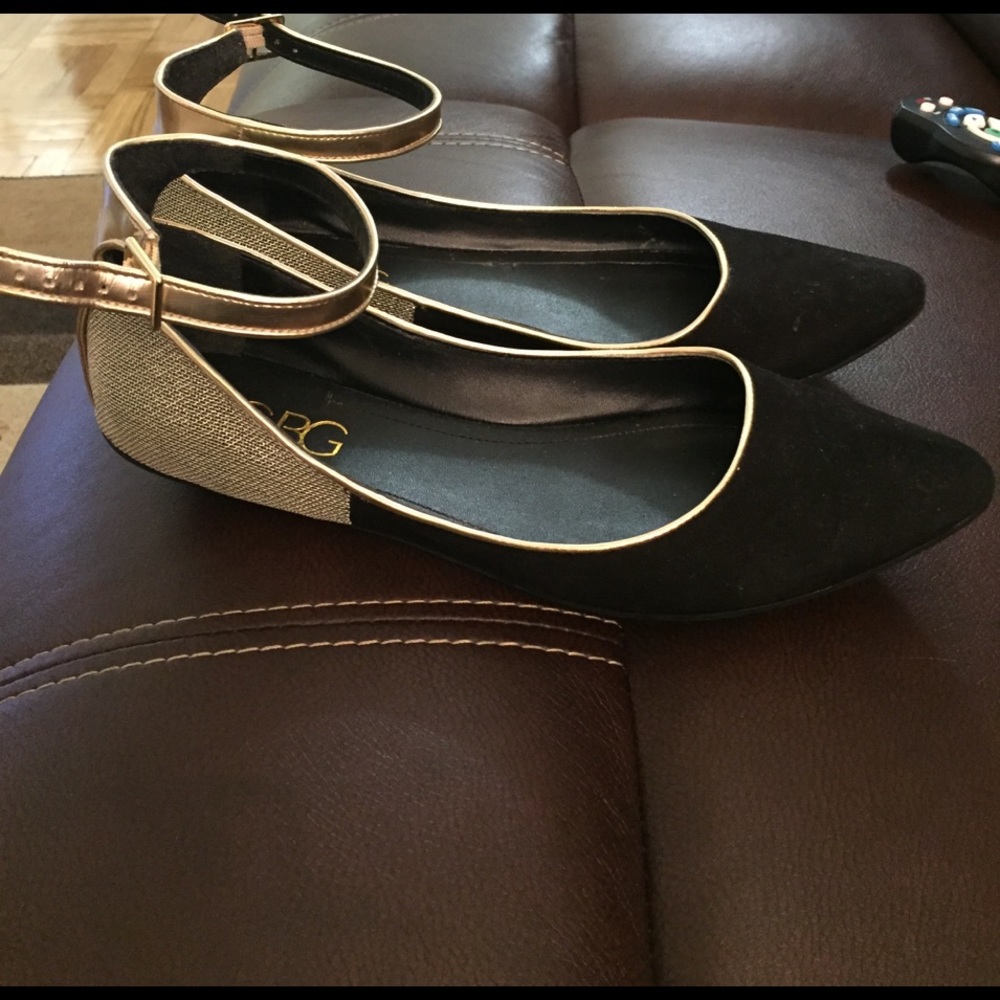 BCBG two tones pointed flat