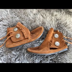 Minnetonka suede leather moccasins
