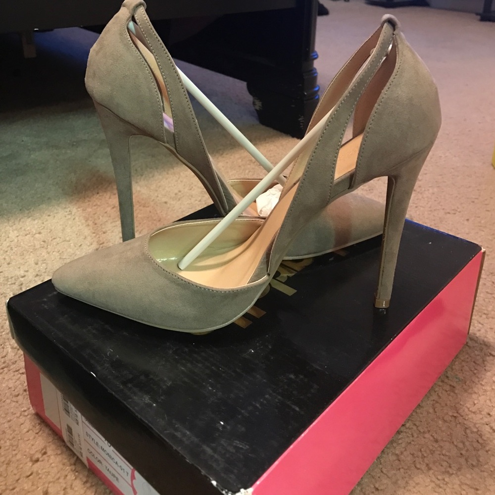 Pointed toe heels