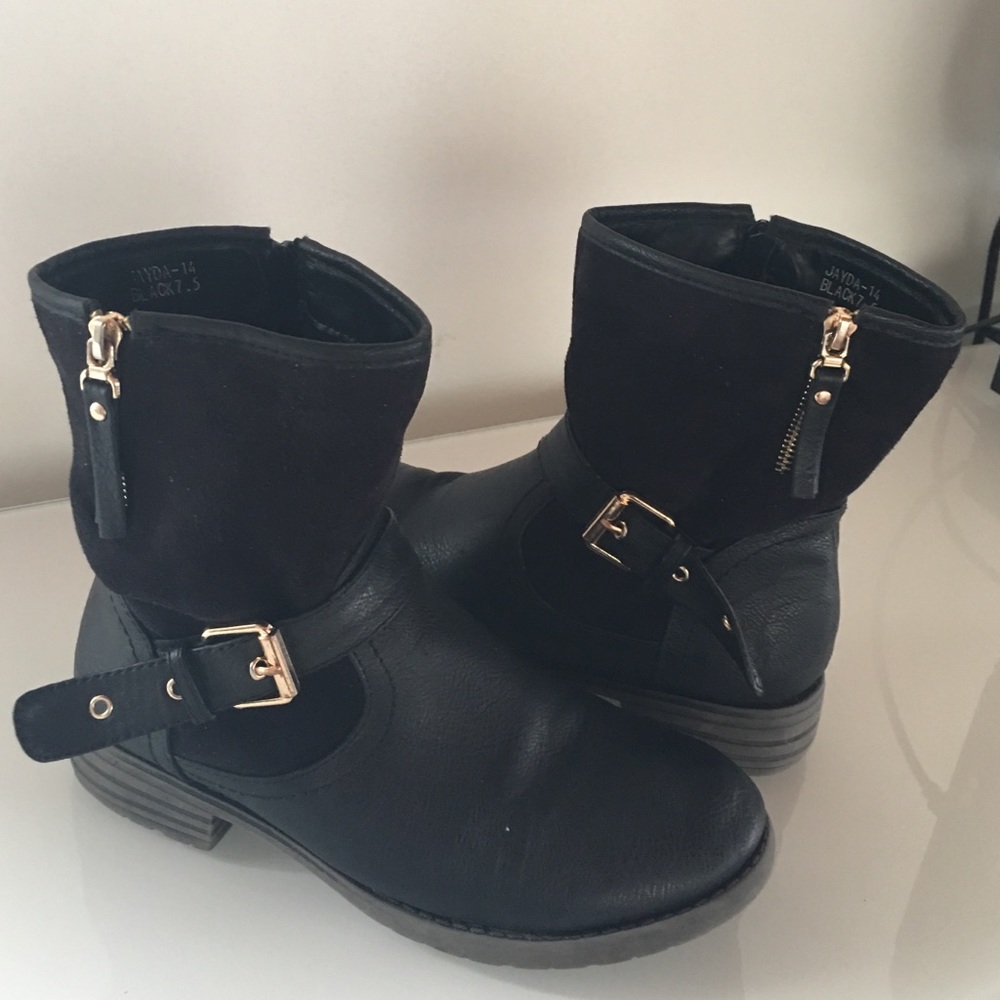 Cute" Via Pinky Collection " Blk Ankle Booties