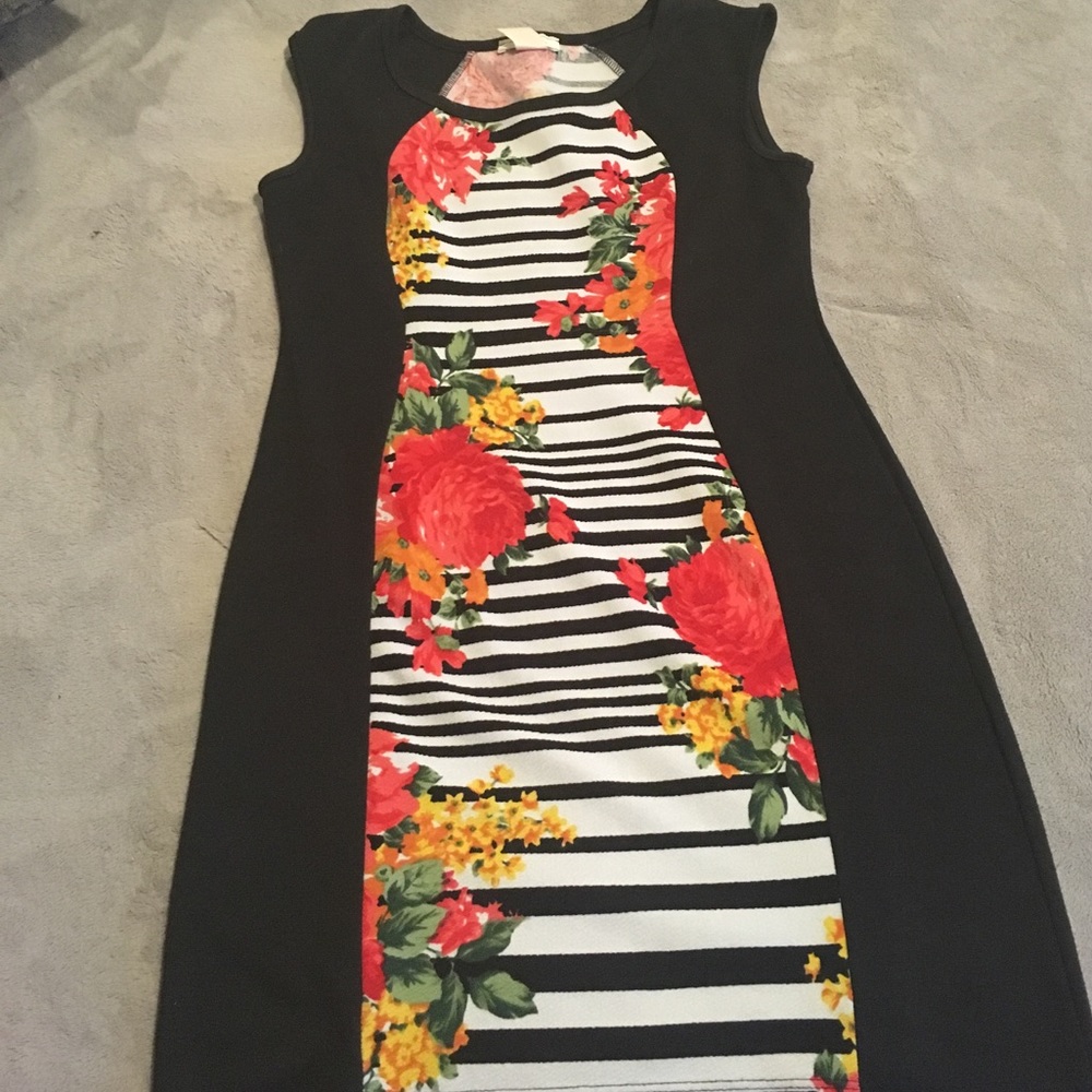 Slimming black floral mini dress