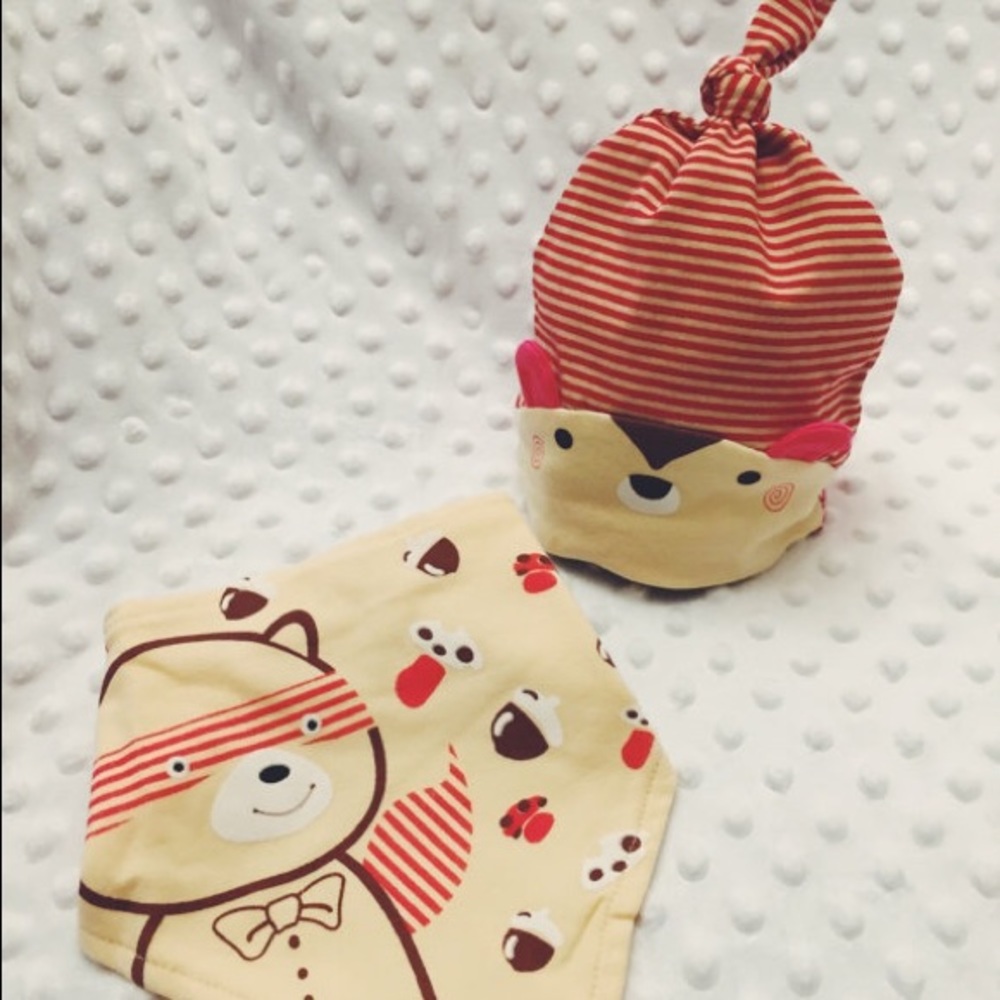 Baby knot beanie with neckkerchief bib.