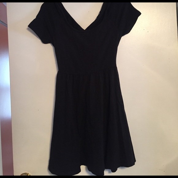 Forever 21 Dresses & Skirts - Black dress with criss cross back and cut out