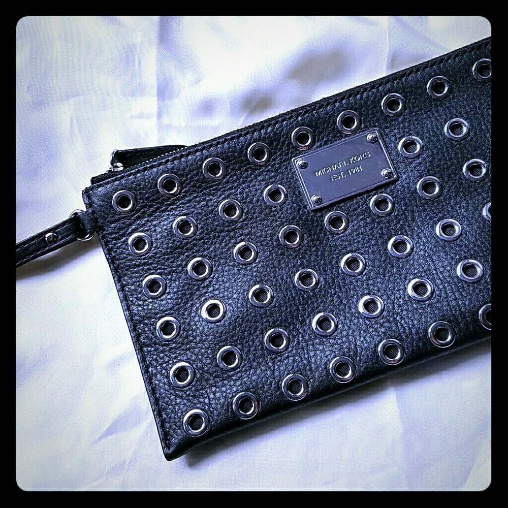 Michael Kors Jet set Grommet Clutch in Black