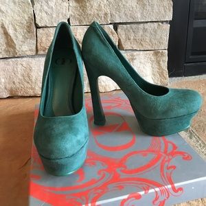 Kelsi Dagger Abrielle suede pumps in Kelly green