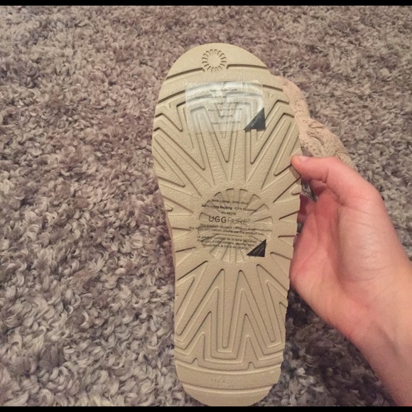 BRAND NEE UGG BOOTS - Picture 3 of 3