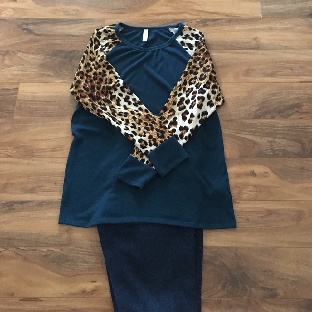 Leopard Sleeve Sweater - Large