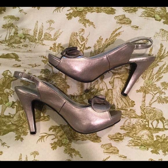 Xhilaration Silver High Heels - Size 9 - Picture 1 of 5