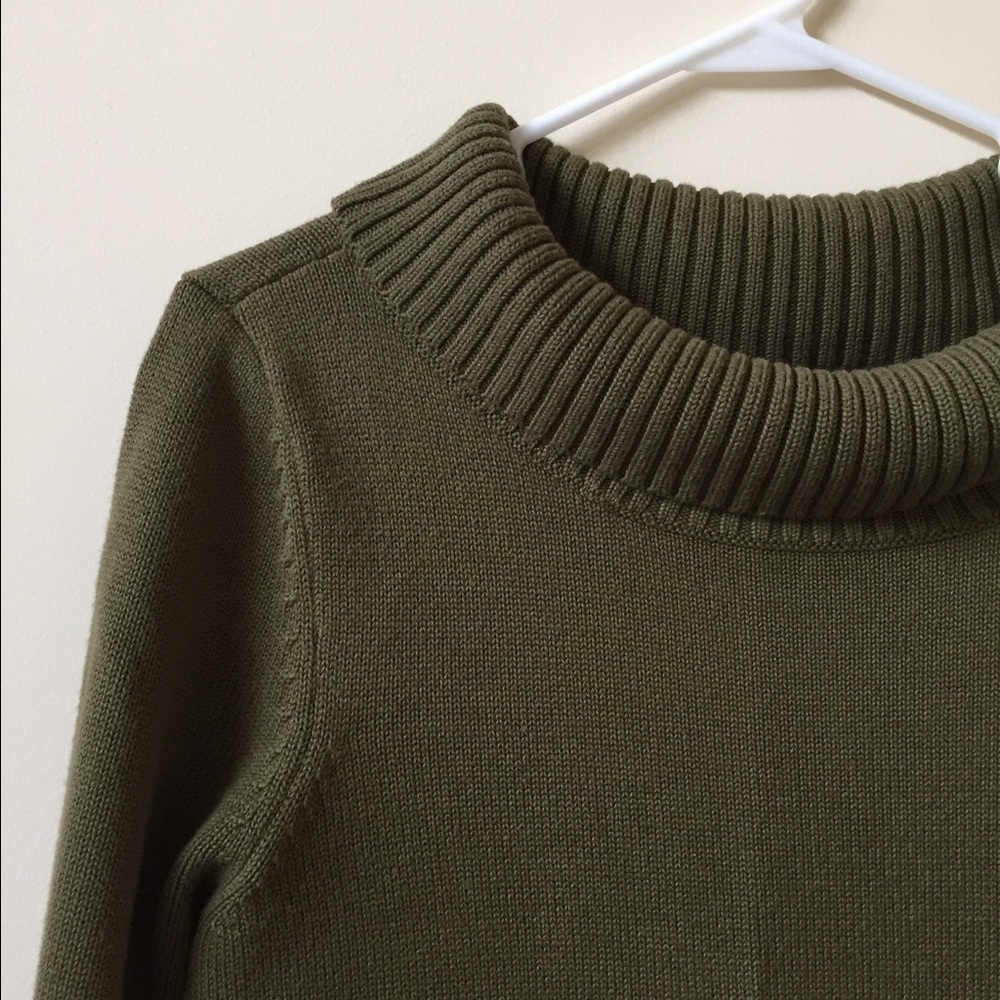 Beautiful olive Sweater. ❤️HOST PICK❤️