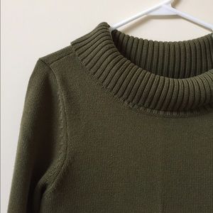 Beautiful olive Sweater. ❤️HOST PICK❤️