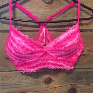 Lightly lined bra/bralette. Adjustable.