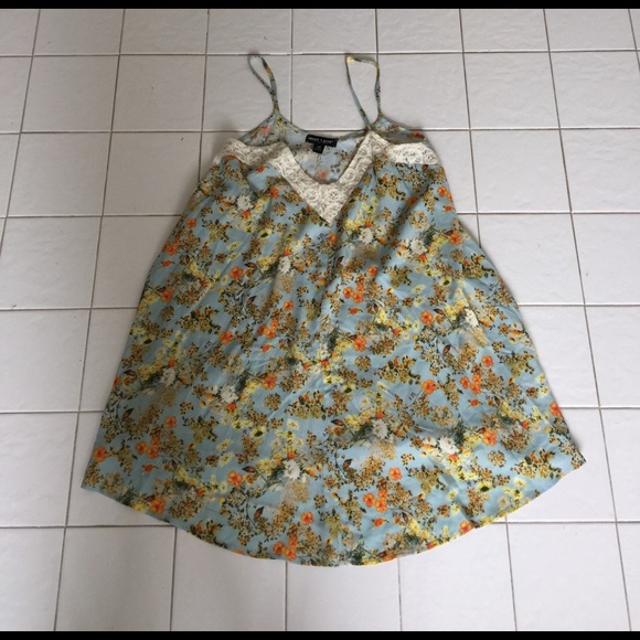 About A Girl (Los Angeles) Floral swing top - Picture 2 of 4