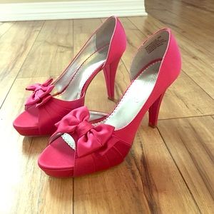 Michaelangelo size 8 pink peep toe shoes.