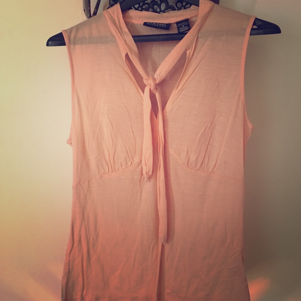 Sleeveless top with tie