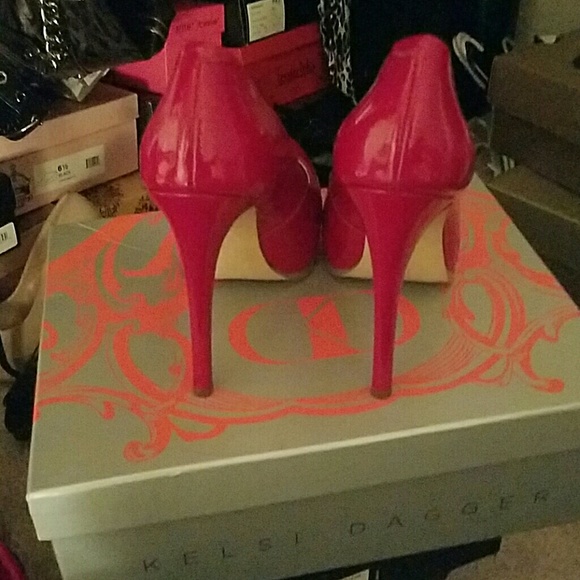 Red heels - Picture 3 of 4